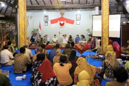 Cangkrukan di Balai RW, Wali Kota Eri Serap Aspirasi Warga