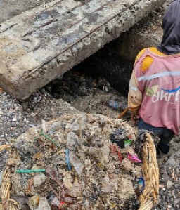 Pemkot Surabaya Lakukan Perantingan Dan pembersihan Di Gorong-Gorong