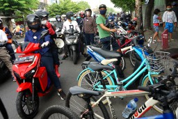 Wali Kota Risma Terus Mengetuk Hati Warga Surabaya dengan Blusukan ke Perka