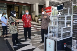Wali Kota Risma Terima Bantuan Robot Service untuk Tangani Pasien Covid-19