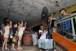 Cegah Covid-19, PD Pasar Surya Pasang Kipas Semprot Disinfektan di Pasar Ke