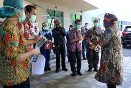 Usai Mengikuti Pemusnahan Narkoba, Wali Kota Risma Langsung Keliling Rumah