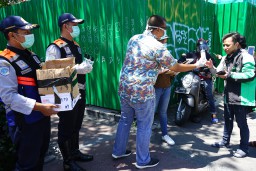 Pemkot Surabaya Bagikan Hand Sanitizer Gratis ke Driver Ojek Online