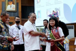 Wawalu Armuji Serahkan 80 Penghargaan Terbaik