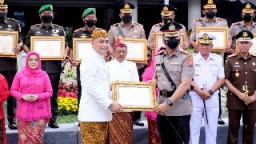 Pemkot Surabaya Berikan Penghargaan Forkopimda hingga Beasiswa Bagi Mahasis