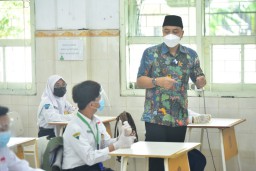 Pemkot Surabaya Berikan Dua Fasilitas Pembelajaran Sekolah