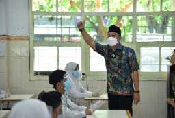 Pemkot Surabaya Siapkan Seragam Sekolah untuk 46 Ribu Pelajar MBR