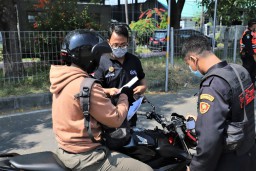 Satgas Covid-19 Surabaya Masifkan Pengawasan di Jembatan Suramadu saat Dini