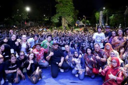Ambyar Ini Keseruam Festival Musik Surabaya Hebat