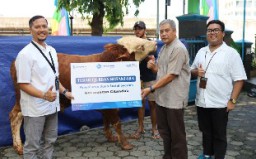 FIFGROUP Tebar Kurban 3 Sapi dan 399 Kambing untuk Indonesia