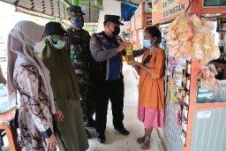 Satpol PP dan Satlinmas Surabaya Bagikan 2.550 Liter Migor Gratis kepada W
