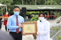 Bantu Selamatkan Aset SDN Ketabang 1 Surabaya, Wali Kota Risma Beri Penghar