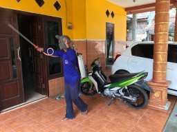 Lewat Tutorial dari Youtube, Warga Bojonegoro Buat dan Semprotkan Disinfekt