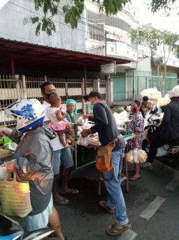 PGN Makoda kota Surabaya bagikan takjil gratis kepada warga Surabaya