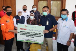 Gubernur Jawa Timur Terima Bantuan