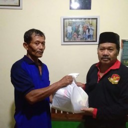 PGN Jatim makoda Pacitan bagikan sembako, serukan gerakan tengok dan peduli