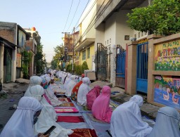 Masjid At Tanwiir Pandugo Tetap Gelar Solat Id Saat Covid-19 Merajalela.