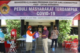 MAHASISWA PROGRAM DOKTOR ILMU ADMINISTRASI (DIA) UNTAG MEMBERIKAN BANTUAN S