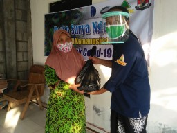 PGN Jatim makoda Ponorogo bagi sembako ajak warga kuatkan Pancasila dengan