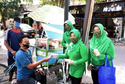 Persit KCK Koorcabrem 084 Bagikan Masker Untuk Pedagang dan Pengendara