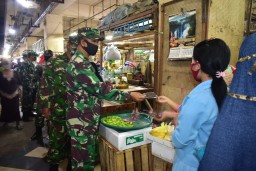 Dandim Surabaya Timur Blusukan Pasar Tambakrejo Bagikan Masker