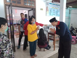 PGN Jatim makoda Pacitan bagikan Rosella kepada warga dan jemaat gereja, ke