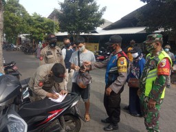 Petugas Gabungan Sisir Pasar Gotong Royong