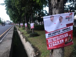 Video Banner Er-Ji Dipaku Di Pohon