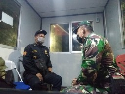 Babinsa Kelurahan Ngagel Patroli Wilayah