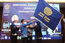 Meithiana Dilantik Jadi Ketua Umum Perempuan Pertama ICMI Muda Jatim