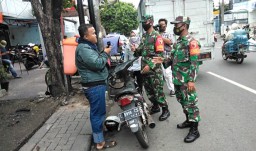 Danramil Tambaksari Terjun Langsung Ikut Razia Masker.