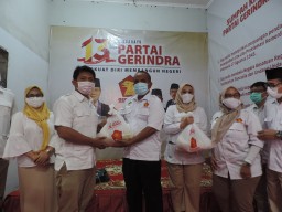 Partai Gerindra Surabaya Bagi Sembako
