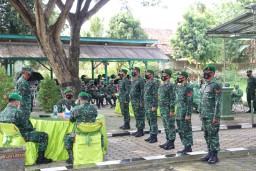 Dandim Pamekasan pimpin acara kenaikan pangkat 14 anggota Kodim 0826