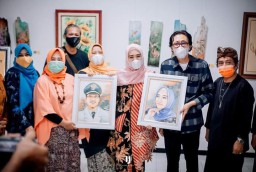 Ketua PKK Sidoarjo Membuka Pameran Seni Rupa