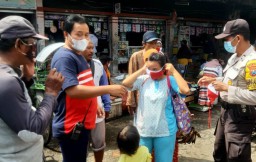 Personil Polsek Kenjeran Bagikan Masker Gratis