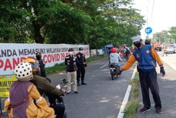 Polsek Kenjeran Gelar Operasi Penertiban Masker di Jalan HM Noer