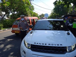 Polsek Tegalsari Melakukan Operasi Masker Di Jalan Pasar Kembang Kota Surab