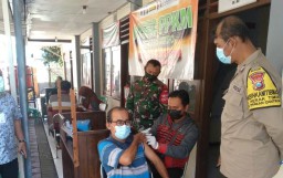 Polsek Pabean Cantikan Amankan Vaksinasi di Kelurahan Perak Timur