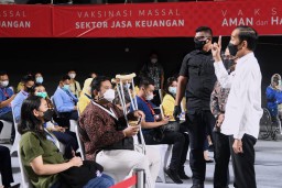 Presiden Tinjau Vaksinasi bagi Pelaku Sektor Jasa Keuangan