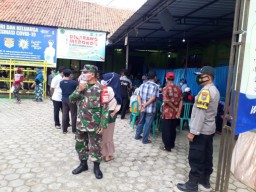 Babinsa Desa Sopakah Laksanakan Pendampingan Vaksinasi