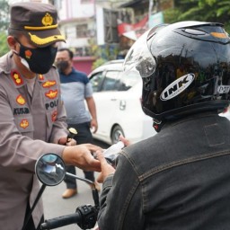 Polresta Sidoarjo Baksos Bagikan Masker Di Krian