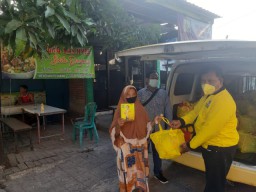 PPKM Darurat, Golkar Surabaya Tebar Masker dan Sembako