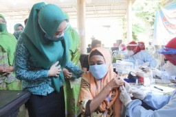 Ketua TP PKK Kabupaten Sidoarjo Tinjau Vaksinasi