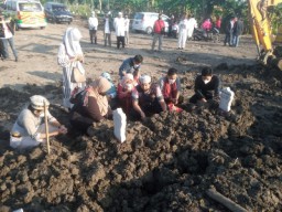 Ketua DPRD Surabaya Sampaikan Belasungkawa