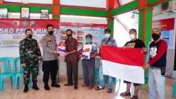 Kapolresta Sidoarjo Bagikan Bansos dan Bendera Merah Putih