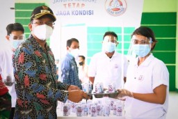 Nakes di Sidoarjo Dapat Bantuan 1.200 Paket Berisi Daging dan Telur