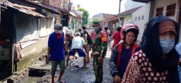 Babinsa Sidodadi Sertu Tamrin Bersama Warga Karya Bakti Sambut HUT RI ke 76