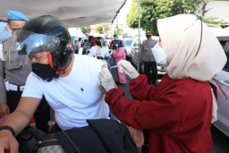 Kapolda Jatim Cek Vaksin Drive Thru di Polres Pelabuhan Tanjung Perak Surab