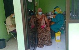Vaksinasi Bagi Orang Tua Siswa SMP PGRI 6 Surabaya