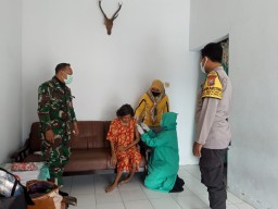 DENGAN PERHATIAN KHUSUS BABINSA DRIYOREJO DAMPINGI NAKES VAKSIN ODGJ